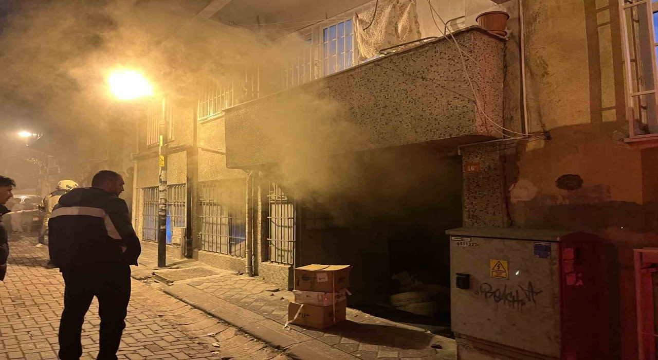 Zeytinburnunda kılıf imalathanesinde yangın