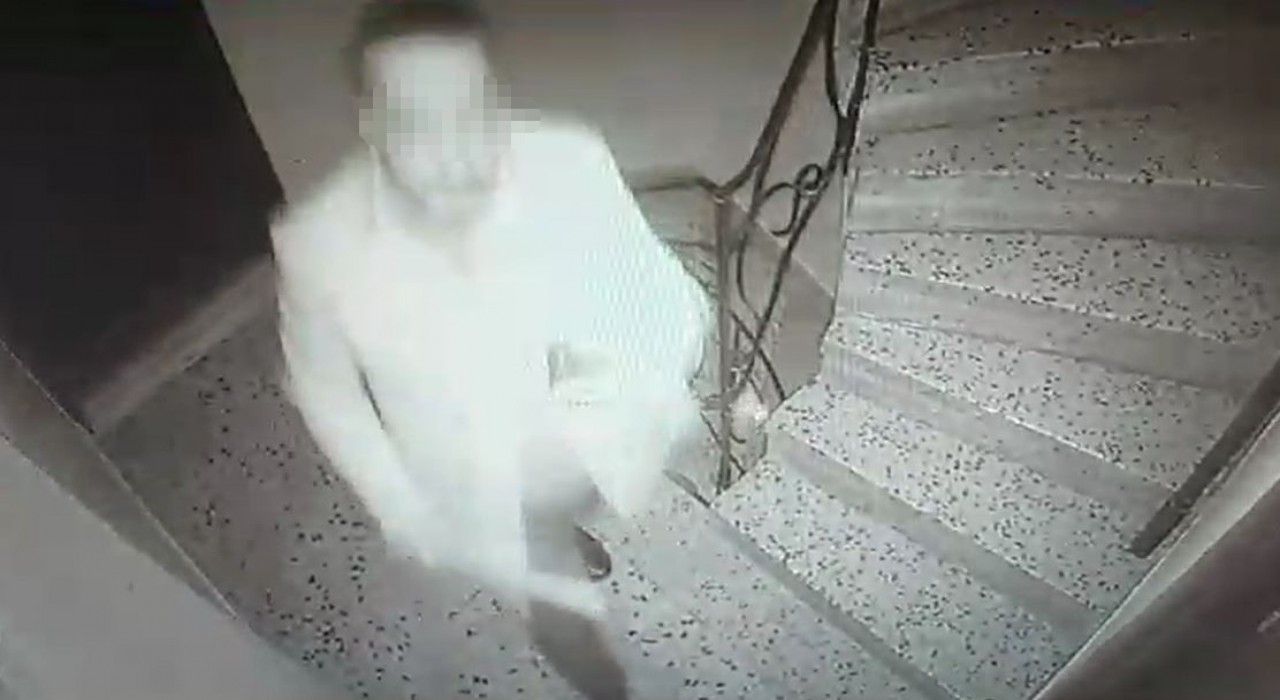 Zeytinburnunda komşu terörü: Güvenlik kamerasını kırıp, kapısına zarar verdi