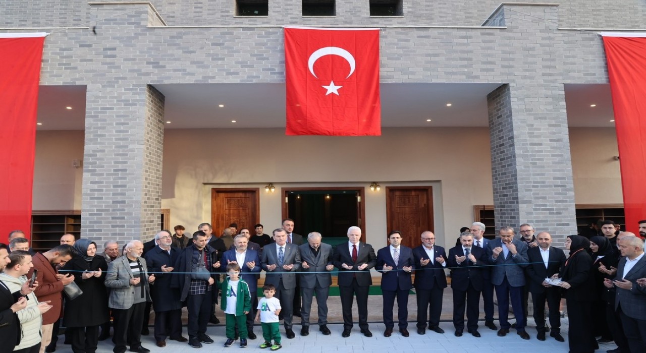 Zeytinburnunda Konyalı Hacı Veyiszade Camii ibadete açıldı