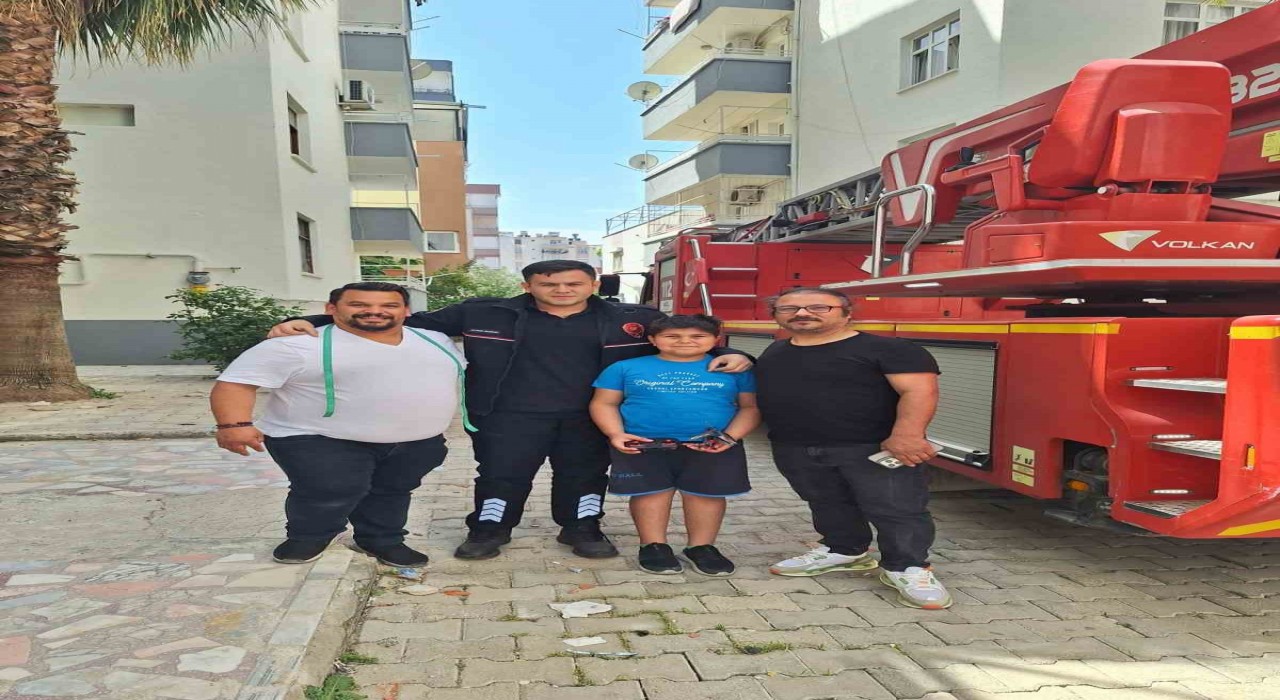 10 yaşındaki Tunahanın ağaca takılan helikopterini itfaiye kurtardı