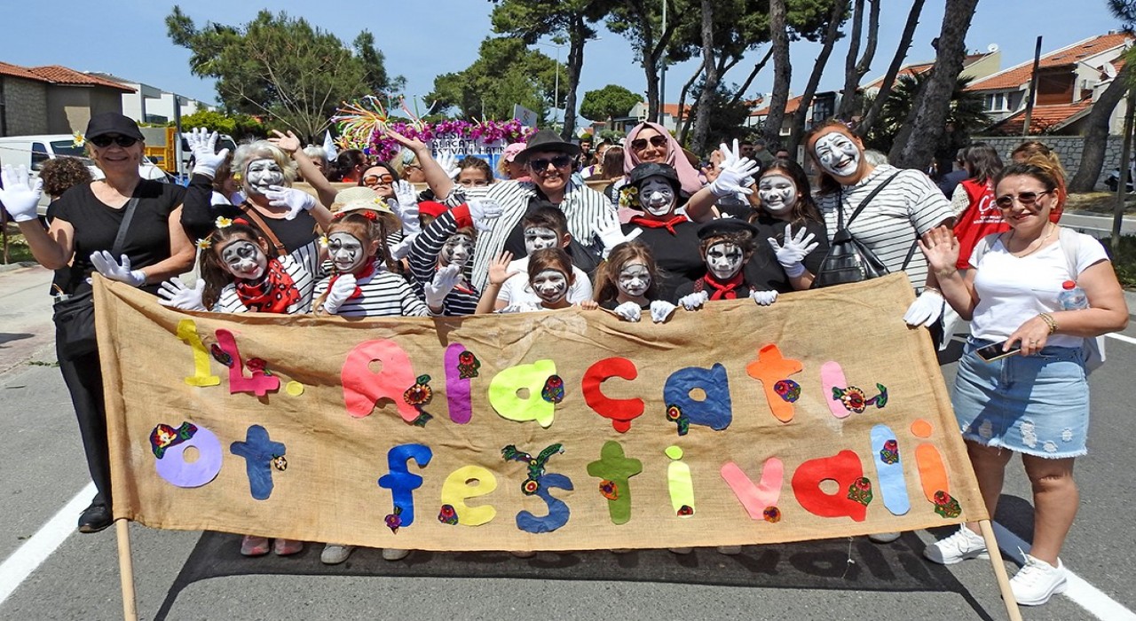 14. Alaçatı Ot Festivalinin kortej yürüyüşünde renkli görüntüler