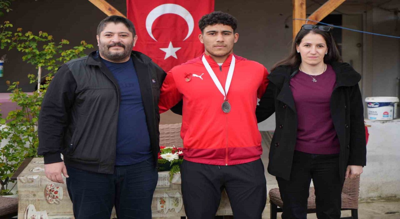 17 yaşında güreşte Edirnenin gururu oldu