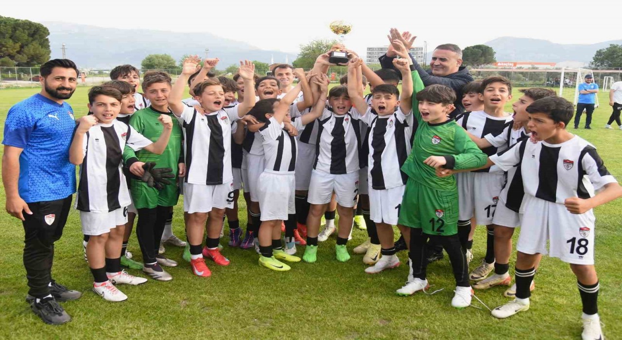 23 Nisan Futbol Turnuvasında kupalar sahiplerini buldu