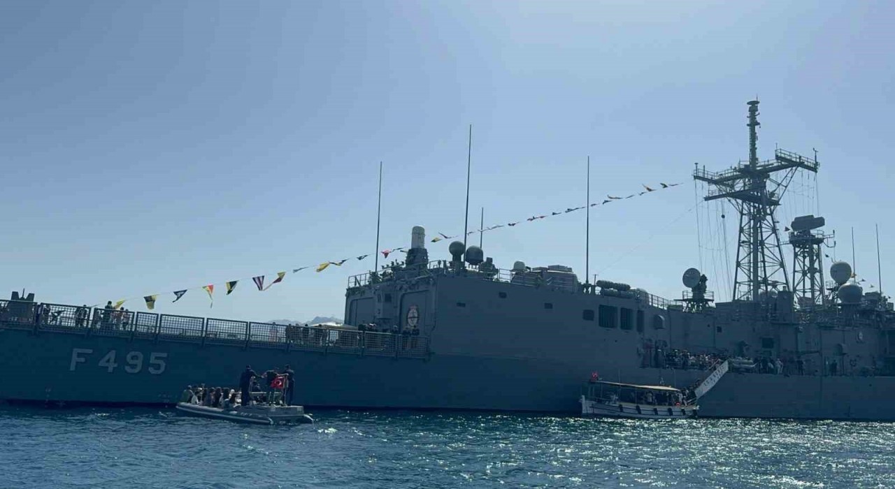23 Nisanda askeri gemilere yoğun ilgi