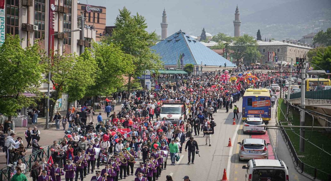 23 Nisanda binlerce çocuk ellerinde bayraklarla yürüdü