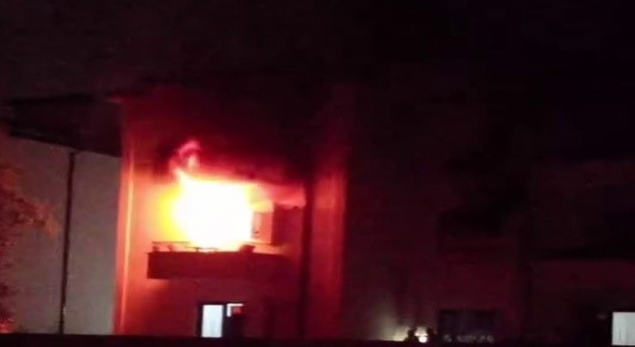 3 katlı binada korkutan yangın: 1i çocuk 6 kişiyi itfaiye kurtardı