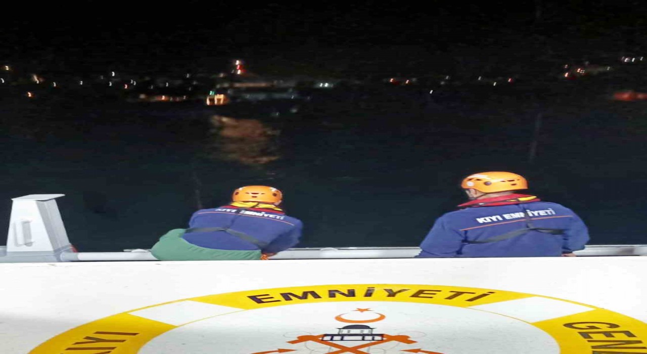 38 metrelik tekne fırtınada sürüklendi, KIYEM ekipleri kurtardı
