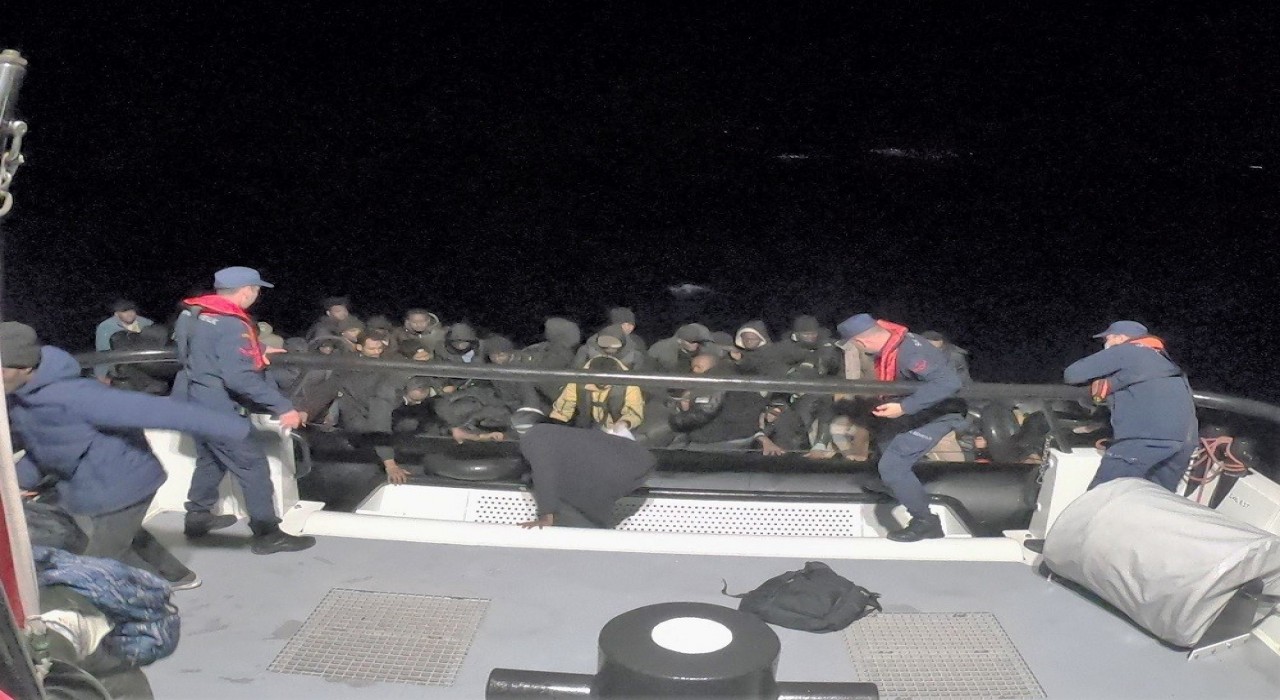 46 düzensiz göçmen lastik botta yakalandı