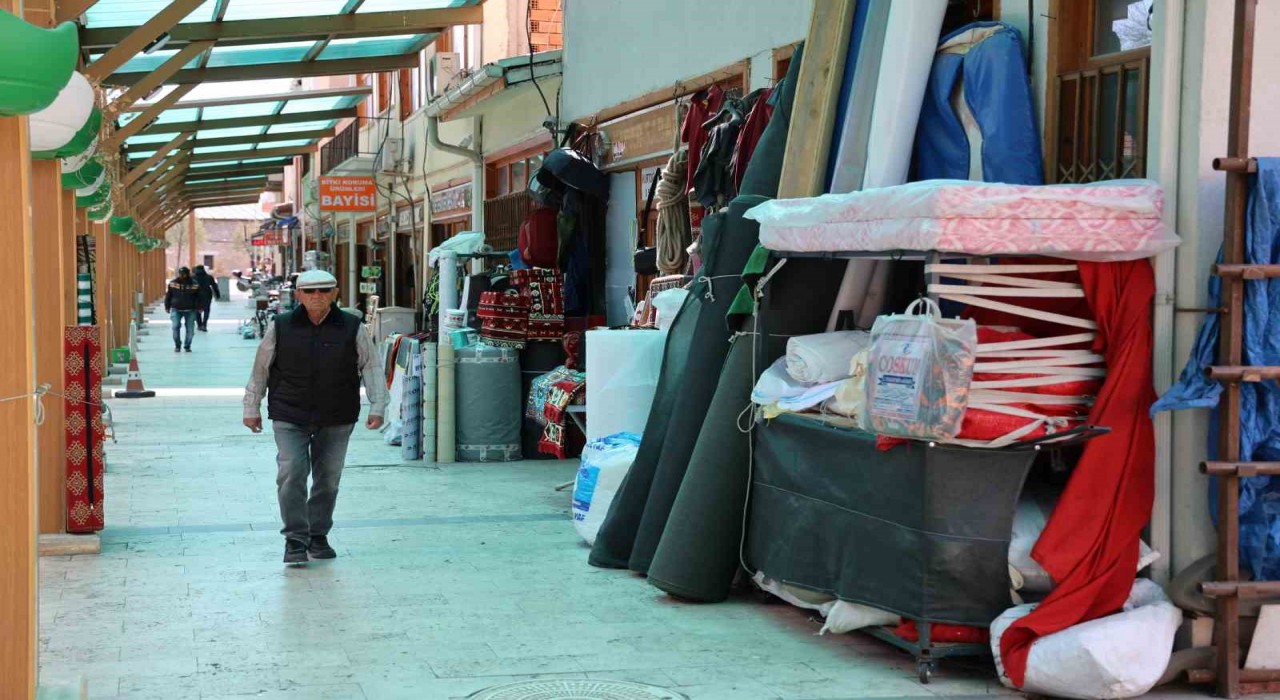 63 yıllık çadırcı Eroğlu: Altın gibi mesleğe işçi bulamıyoruz