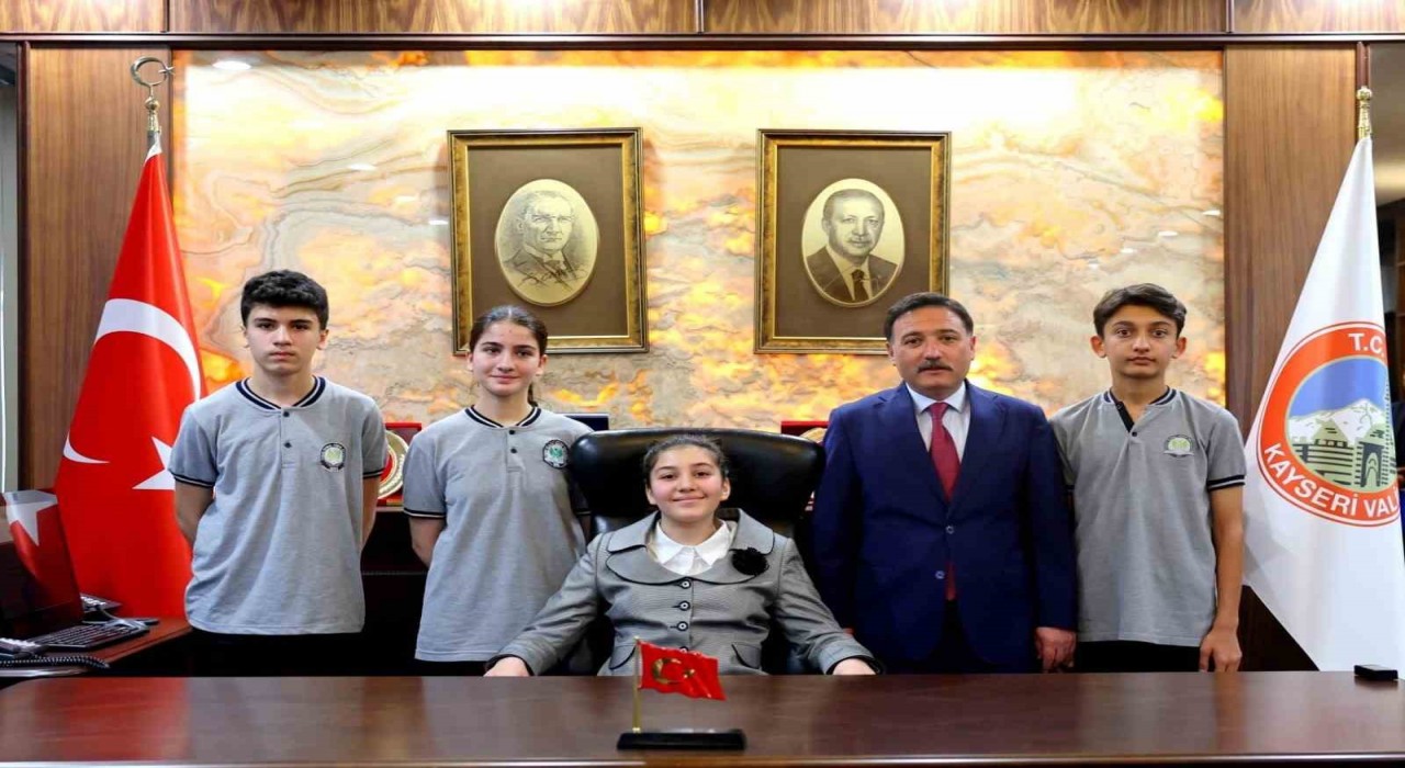 7. sınıf öğrencisi Zeynep, Vali Çiçekin koltuğunu devraldı