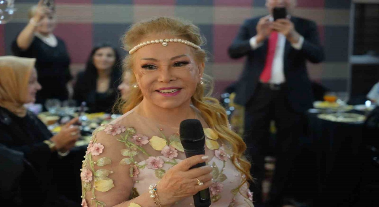 83 yaşındaki Bedia Akartürk: Halkıma daha güzel görünmek için ameliyat oldum