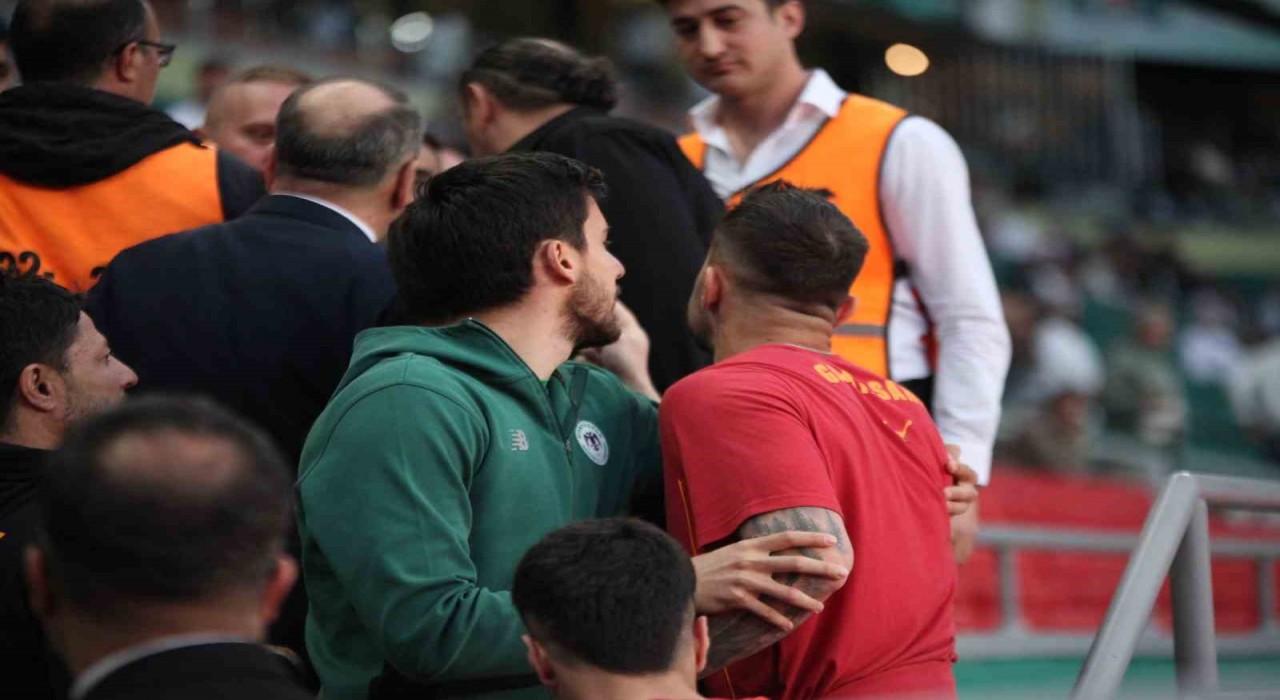 Abdülkerim Bardakcı, maç öncesi Konyasporlu taraftarlarla tartıştı