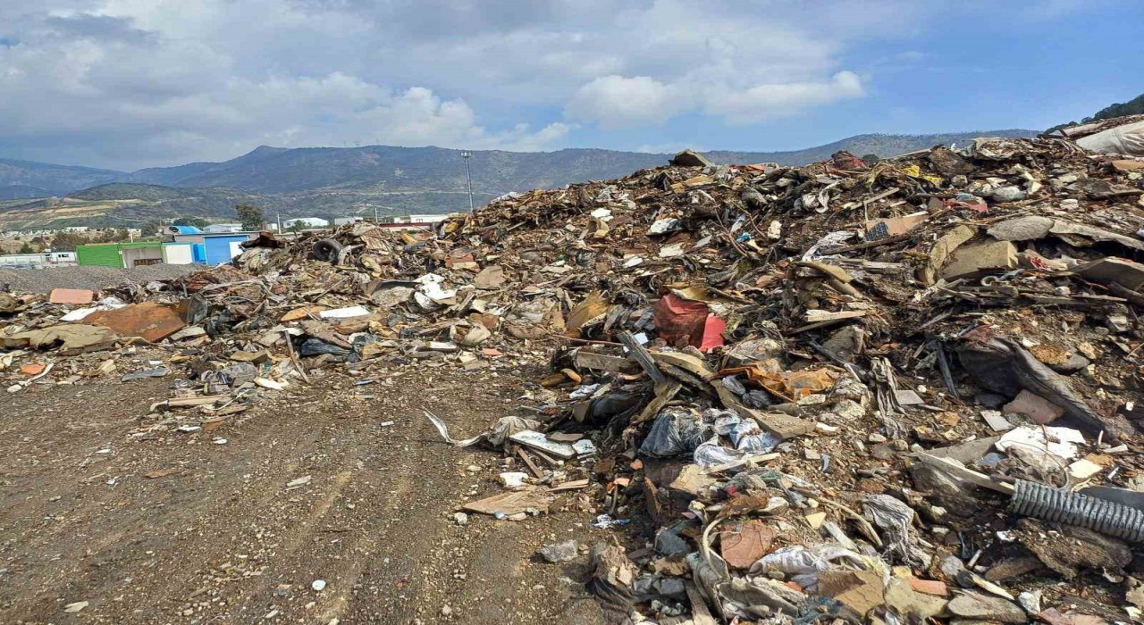 Açık alana çöp döken Bayraklı Belediyesine 3.7 milyon lira ceza