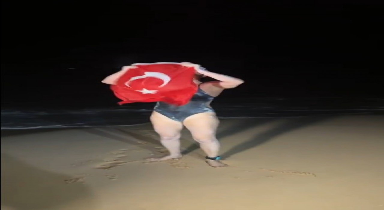 Açık deniz yüzücüsü Aysu Türkoğlu, Kaiwi Kanalını geçen en genç Türk oldu!