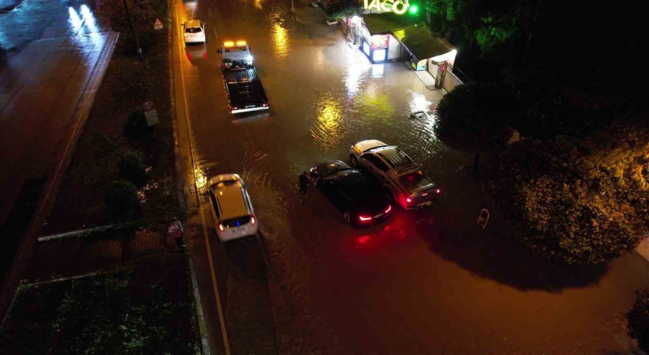 Adanada sağanak yağış yolları su altında bıraktı