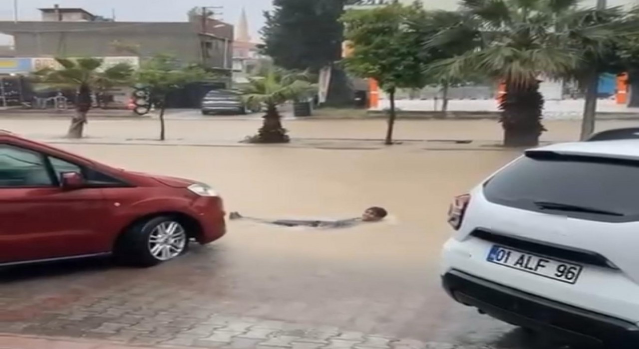 Adanada yağmur hayatı felç etti: Kimi yüzdü kimi mahsur kaldı