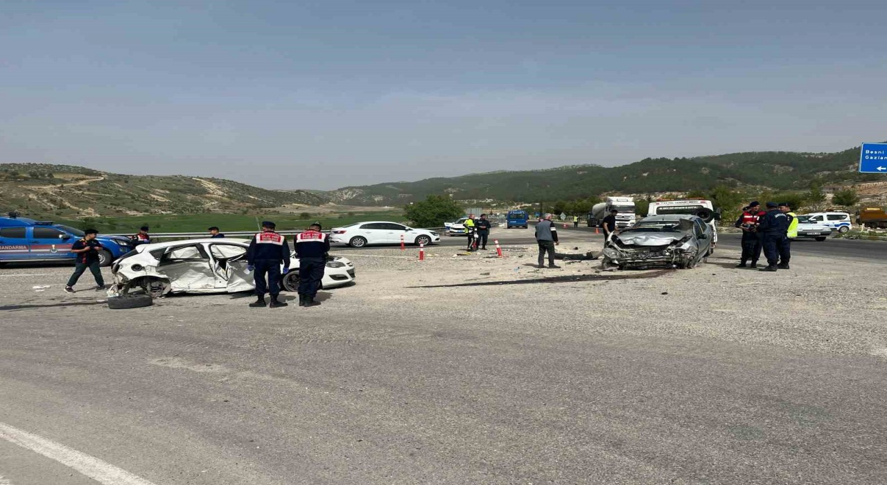 Adıyamanda 2 otomobil çarpıştı: 8 yaralı