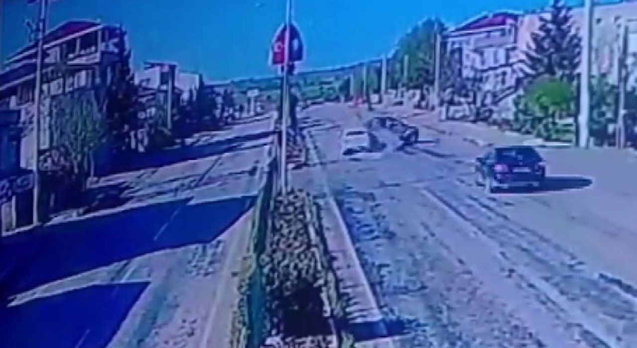 Adıyamanda 2 otomobilin çarpışma anları kamerada
