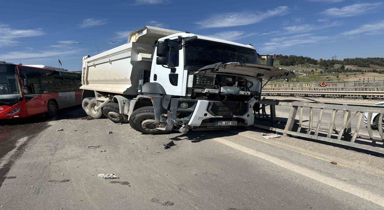 Adıyamanda 3 aracın karıştığı zincirleme trafik kazası