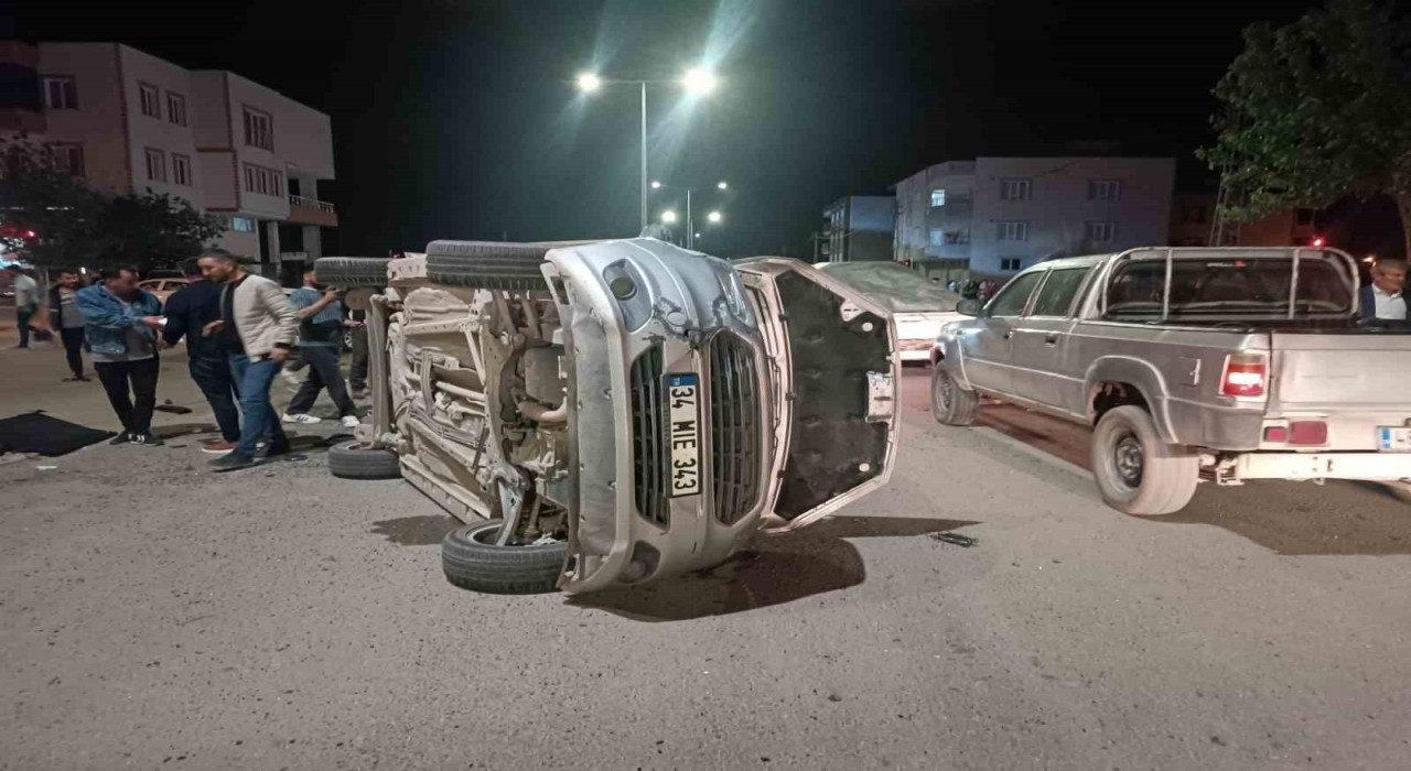 Adıyamanda iki hafif ticari araç çarpıştı: 4 yaralı