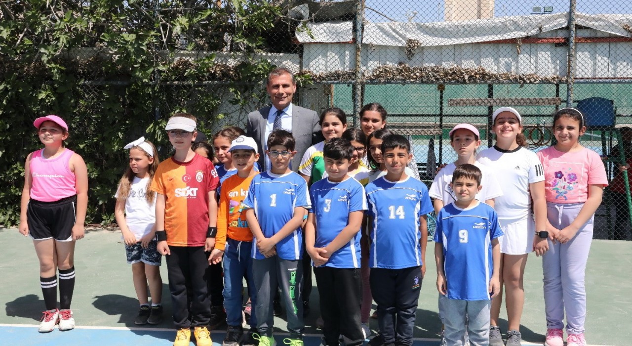 Adıyamanda minik raketler kortta ter döktü