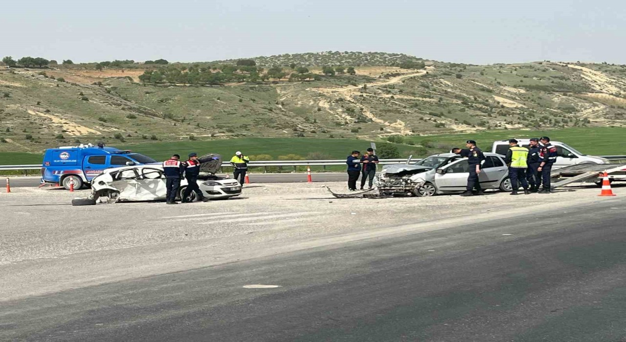 Adıyamanda otomobiller çarpıştı: 1 ölü, 7 yaralı