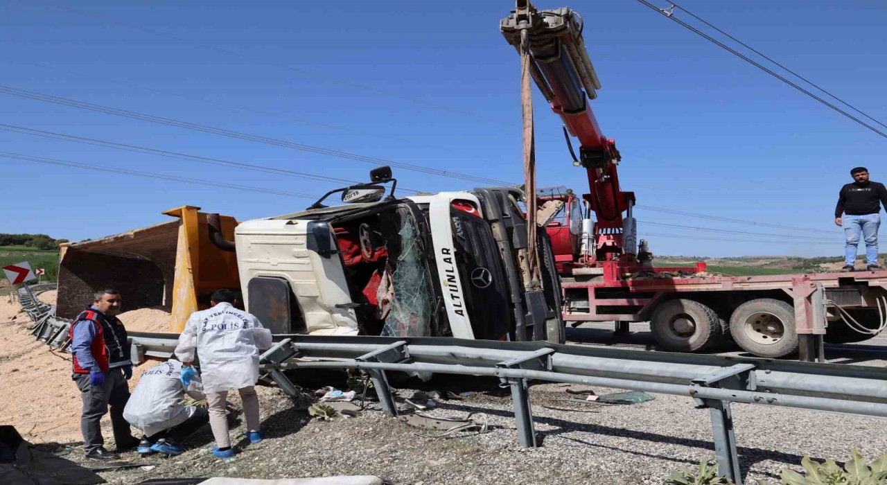Adıyamanda virajı alamayan tır devrildi: 1 ölü