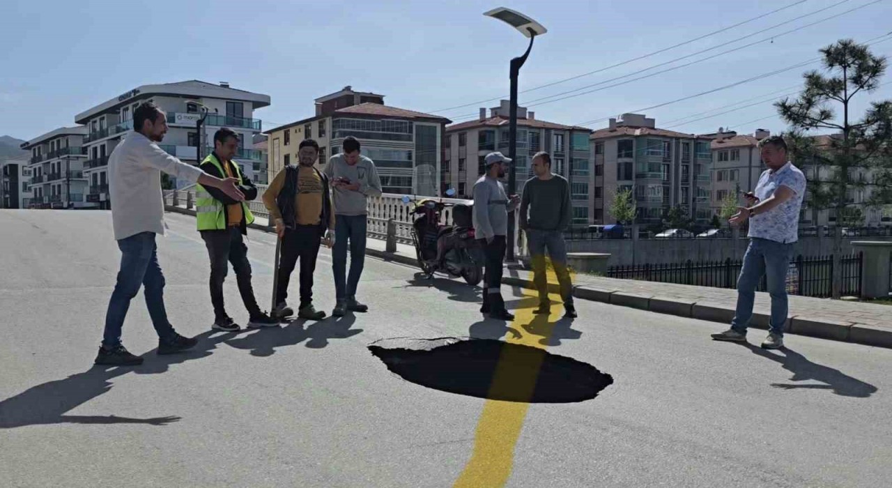 Afyonkarahisarda asfalt yol çöktü, yaklaşık 3 metre derinliğinde çukur oluştu