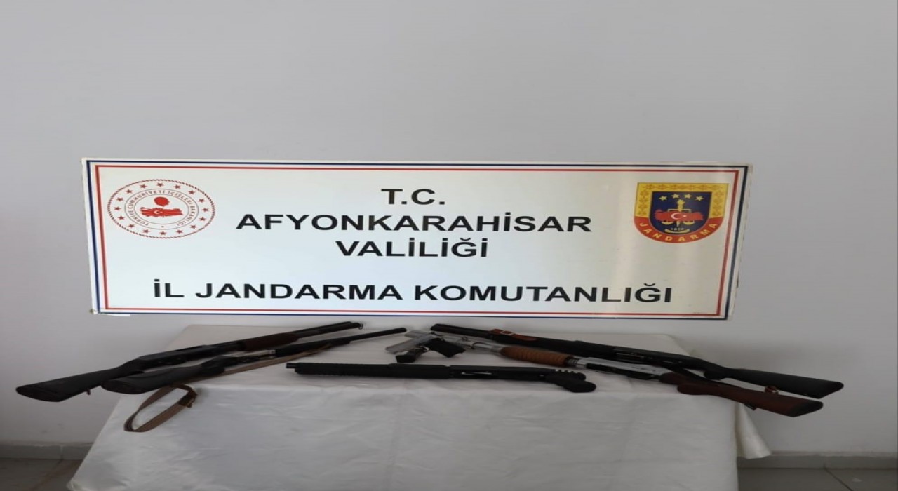 Afyonkarahisarda ruhsatsız silah operasyonu: 9 gözaltı
