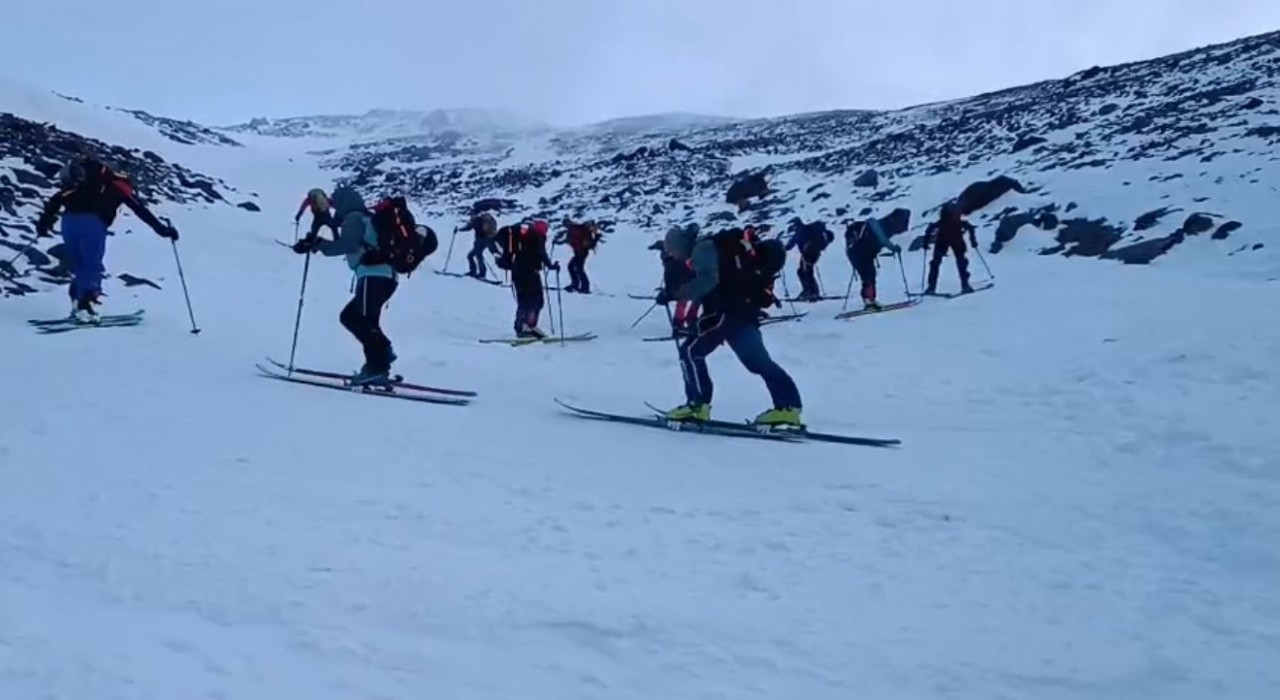 Ağrı Dağında dağcılar zirveye tırmanırken kayak yaptı