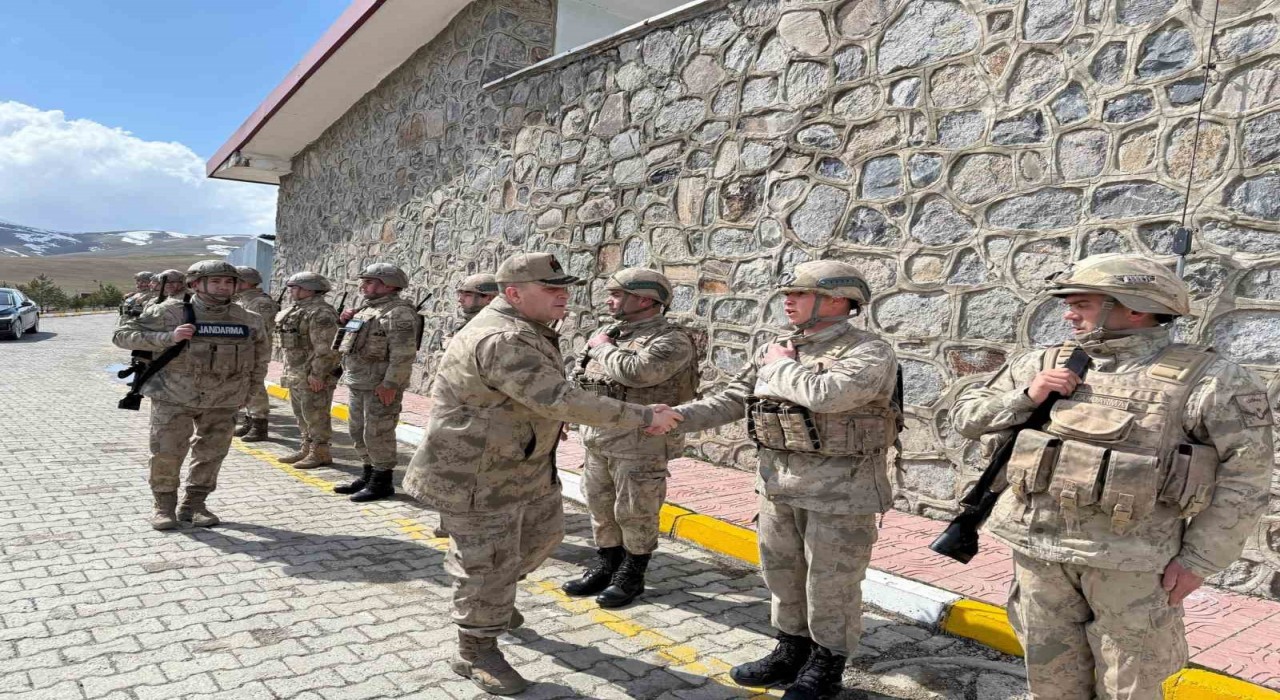 Ağrı Jandarma Komutanı Kiperden bayram ziyareti ve denetimler