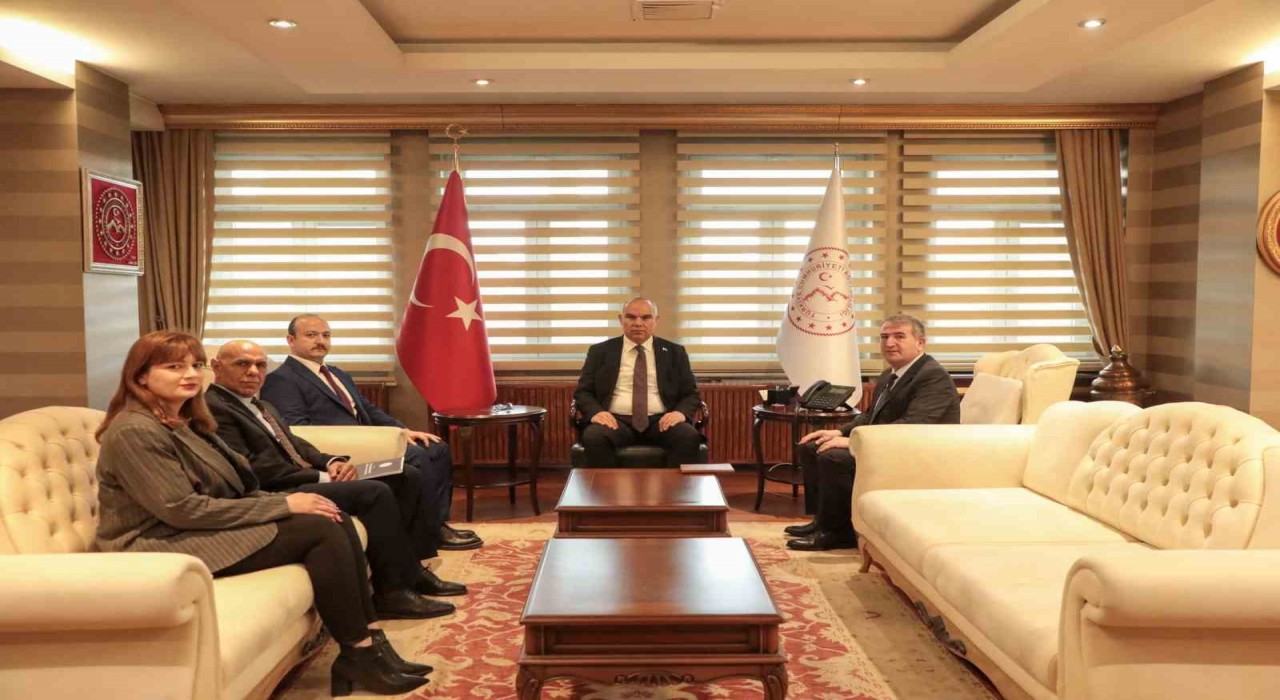 Ağrı Valisi Koç, Kütüphane Haftası dolayısıyla heyeti kabul etti