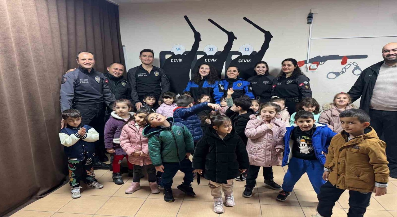 Ağrıda öğrencilerden polis teşkilatına anlamlı ziyaret