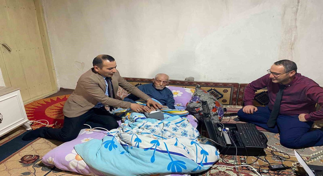 Ağrıda yatağa bağımlı Hasan amcanın kimliği evinde yenilendi