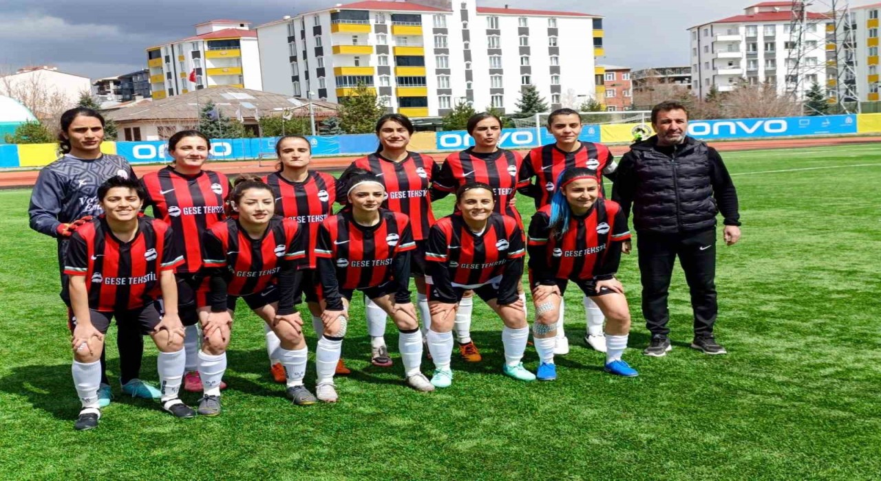 Ağrılı iş insanı Cemal Kayadan kadın futboluna anlamlı destek