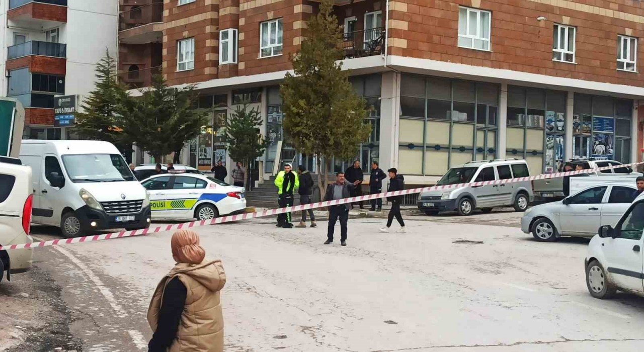Ahlatta temel kazısı sırasında doğalgaz boru hattı delindi