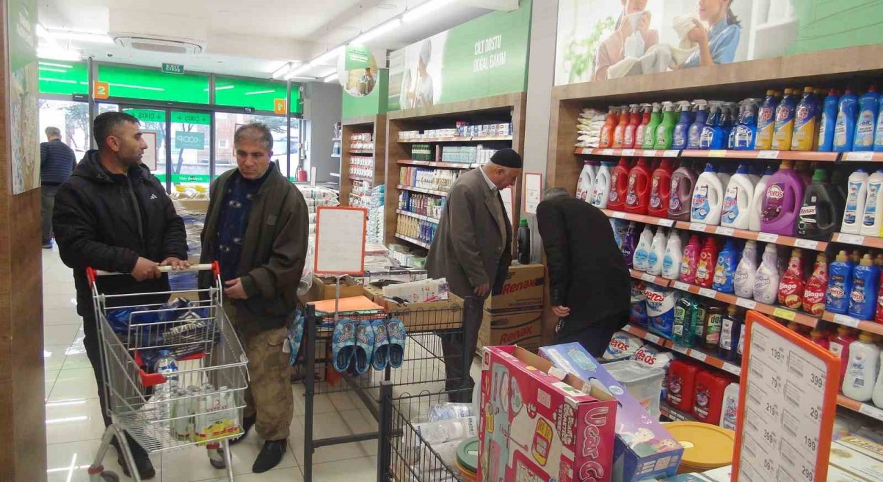 Ahlatta vatandaşlar boykot çağrısına uymadı