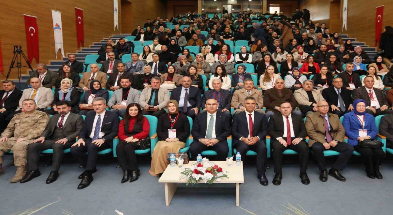 AİÇÜ ev sahipliğinde Ailenin korunması ve güçlenmesi temalı il eylem planı çalıştayı başladı