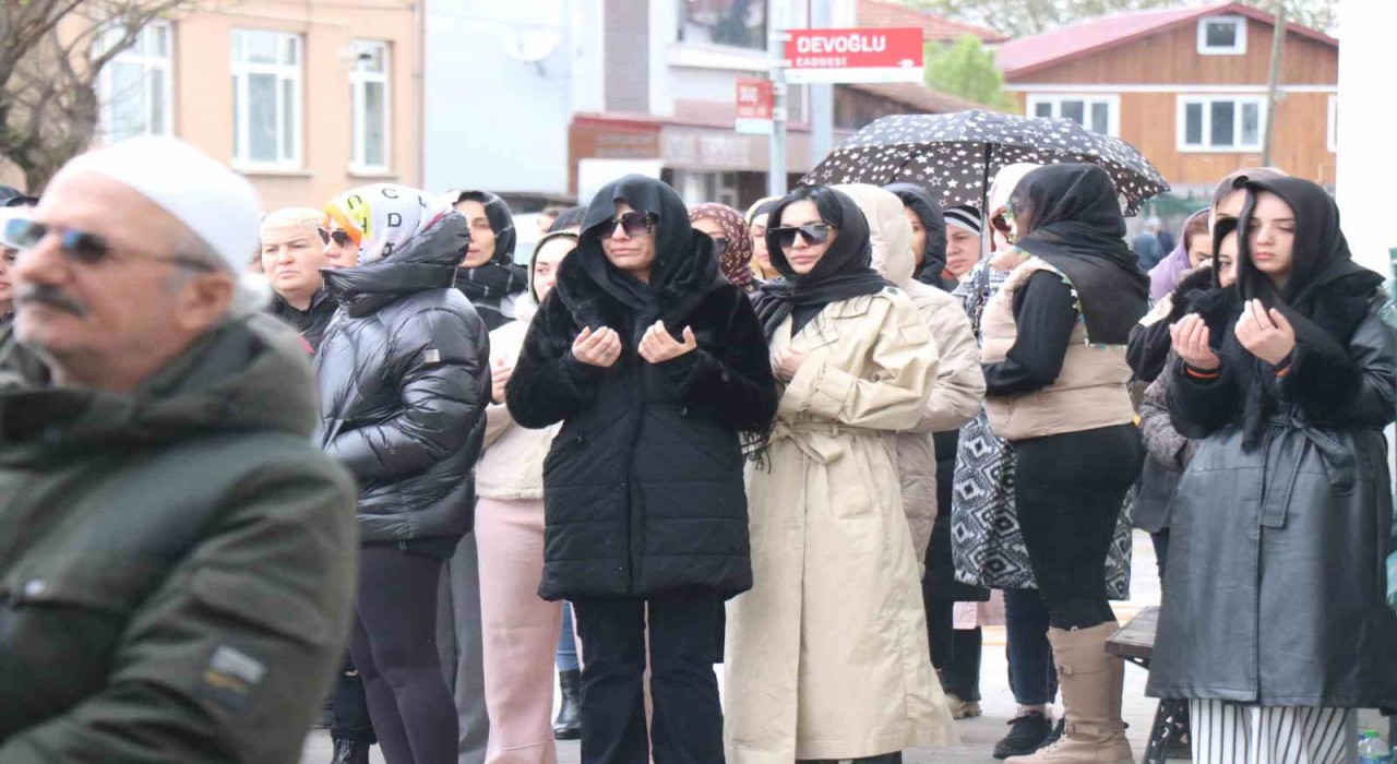 Ailesi cenazeyi kabul etmedi, evinde ölü bulunan dansçı Sakaryada defnedildi