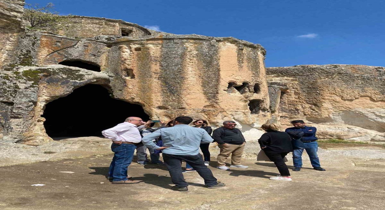 Akademisyenler Frig Vadisini gezdi