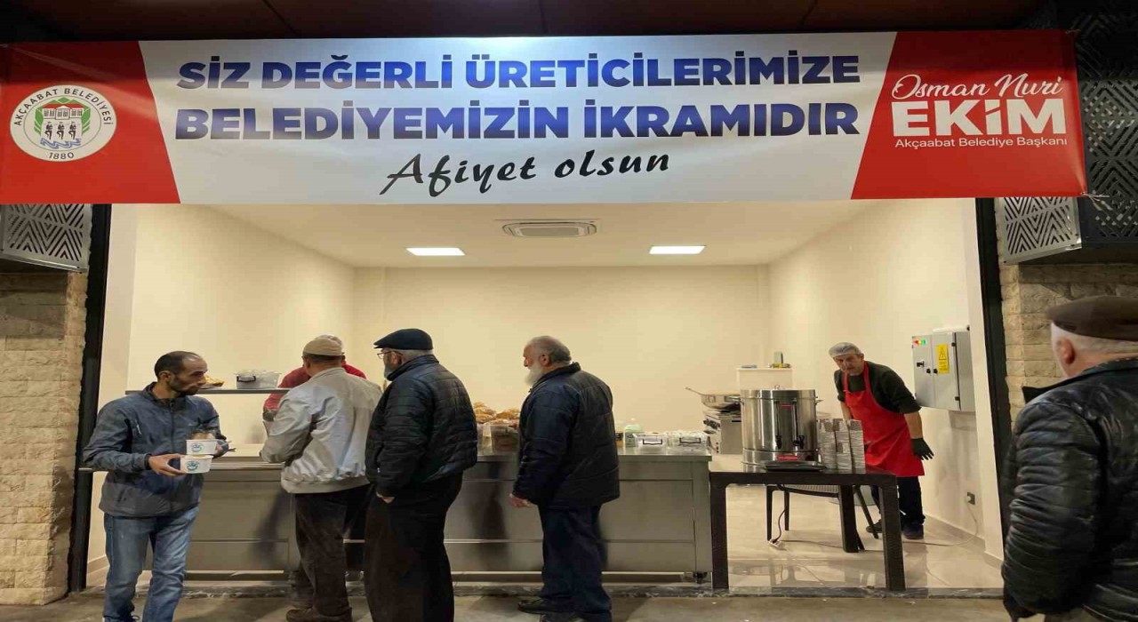 Akçaabatta pazarcı esnafına sıcak çorba ikramı