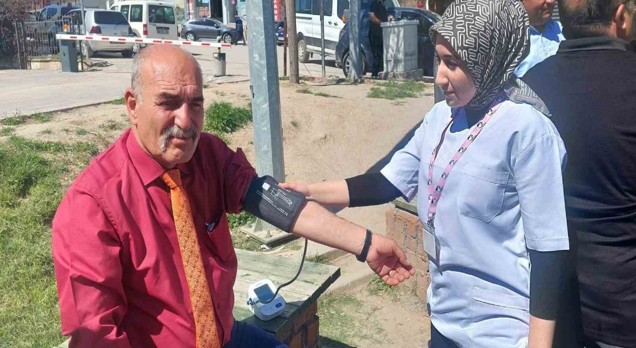 Akçadağda öğrenciler, halkın şeker ve tansiyonunu ölçtü