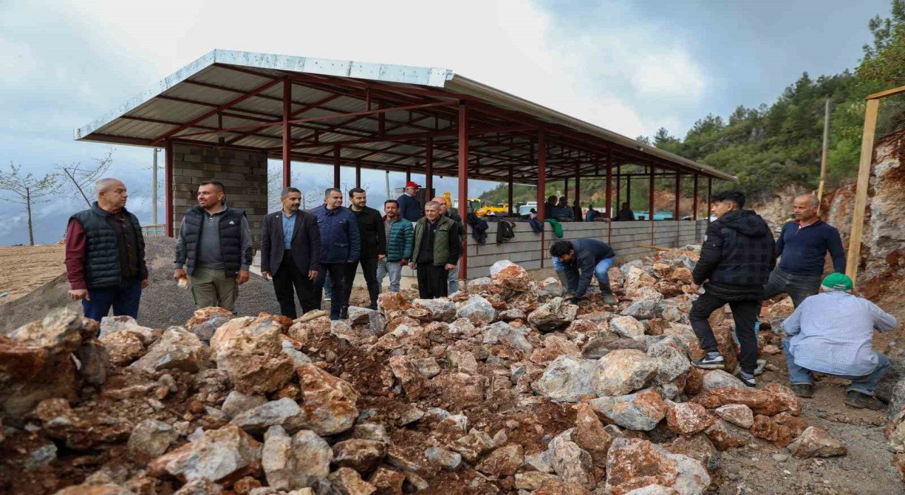 Akçatıda imece usulüyle çok amaçlı spor salonu yapılıyor