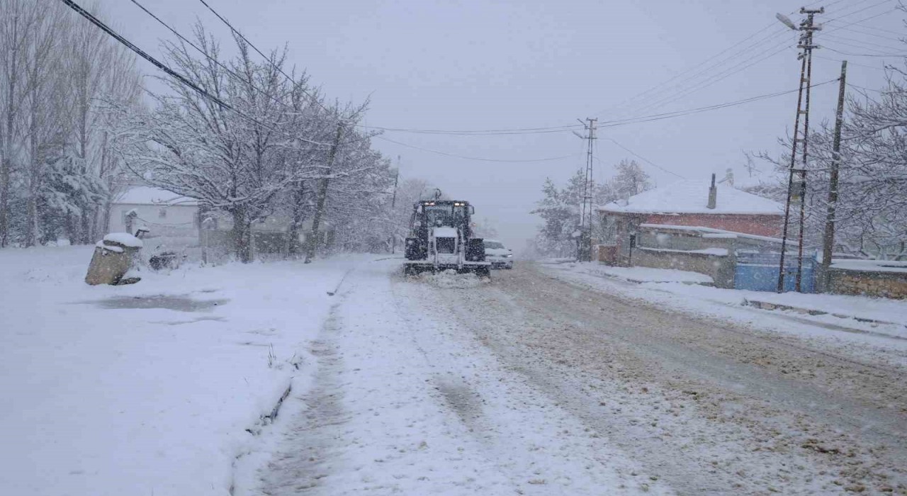 Akdağmadeni Belediyesi, baharda da kar mesaisine devam ediyor
