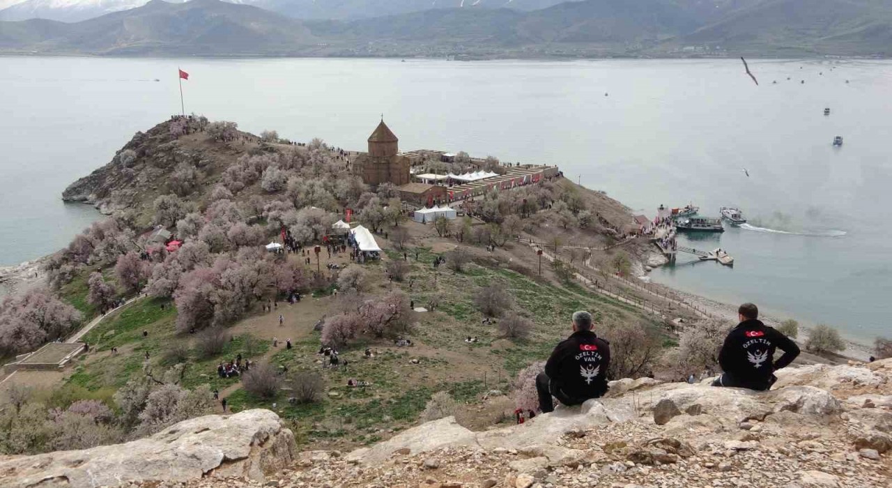 Akdamar Adası Badem Çiçeği Festivaliyle şenlendi