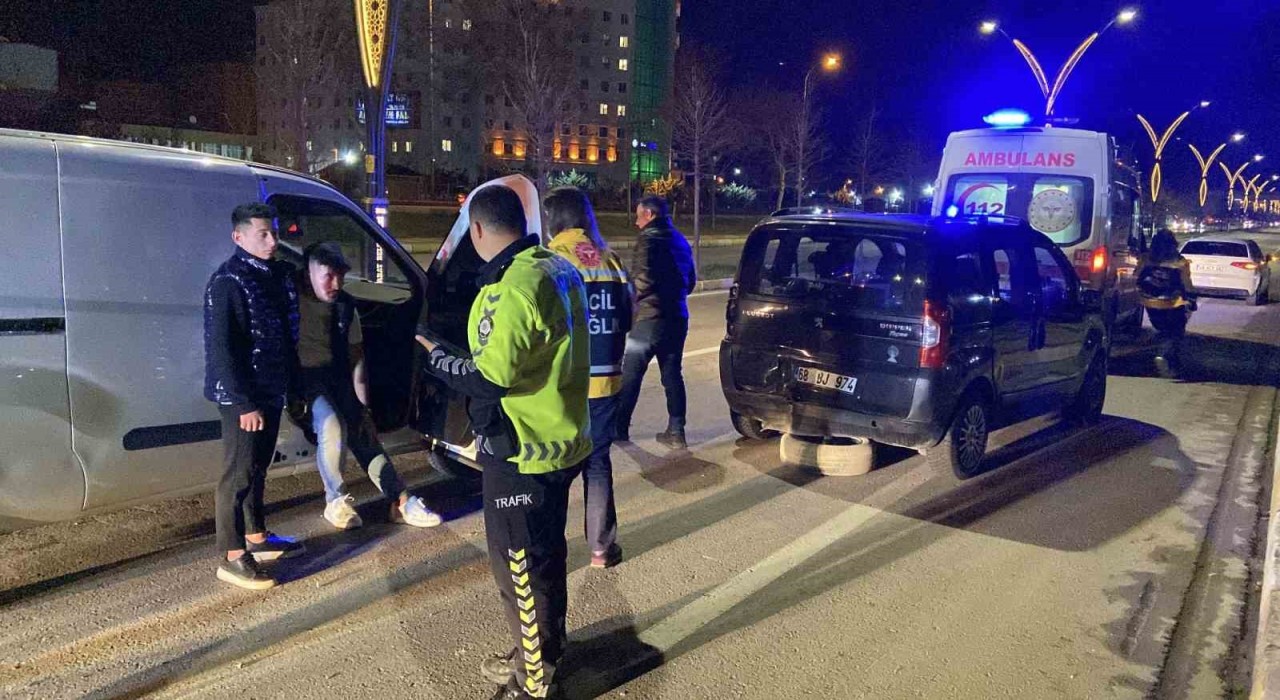 Aksarayda 2 hafif ticari araç çarpıştı: 1 yaralı