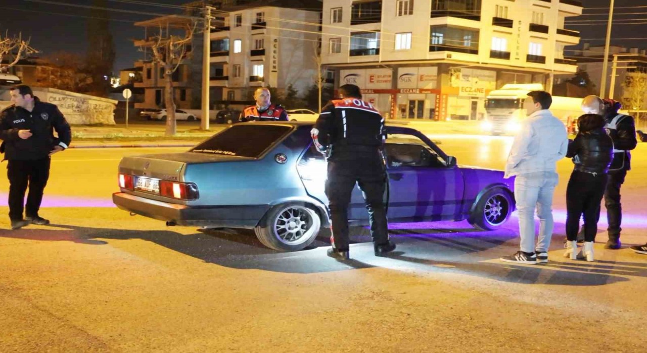 Aksarayda emniyet ekiplerinden şok uygulama: Araçlar ve şahıslar didik didik aranıyor