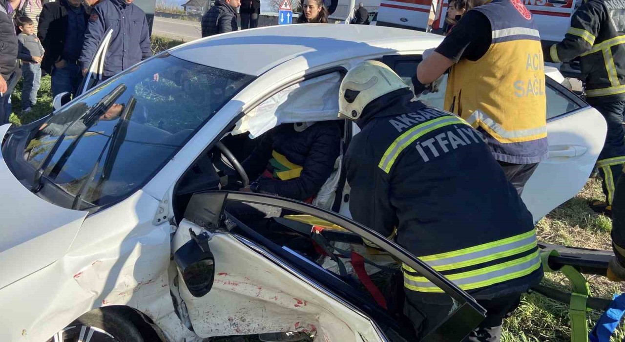 Aksarayda iki otomobil çarpıştı: 1i ağır 4 yaralı