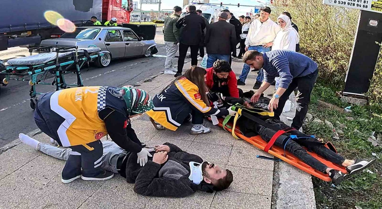 Aksarayda kazada yaralılara kaldırımda müdahale