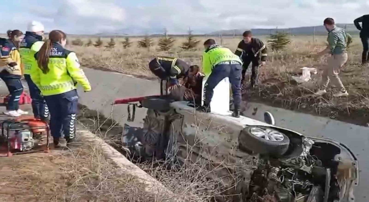 Aksarayda otomobil sulama kanalına düştü: 4 yaralı
